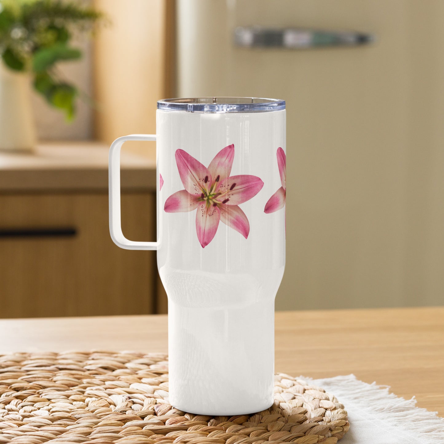Travel mug with a handle